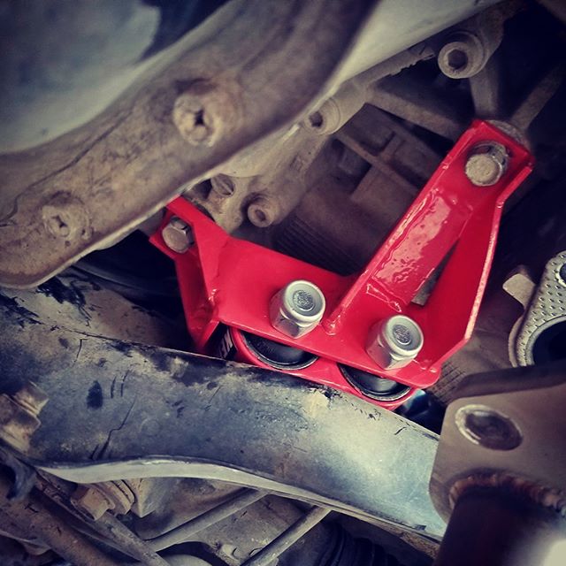 картинка Комплект опор двигателя EZ серии для Subaru Legacy, Outback, Tribeca магазин  StreetTuning 