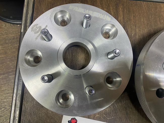 картинка Проставка переходная 25 мм 5x139.7-5x114.3, ЦО 98.5-60.1 шпилька 12x1.5 магазин  StreetTuning 