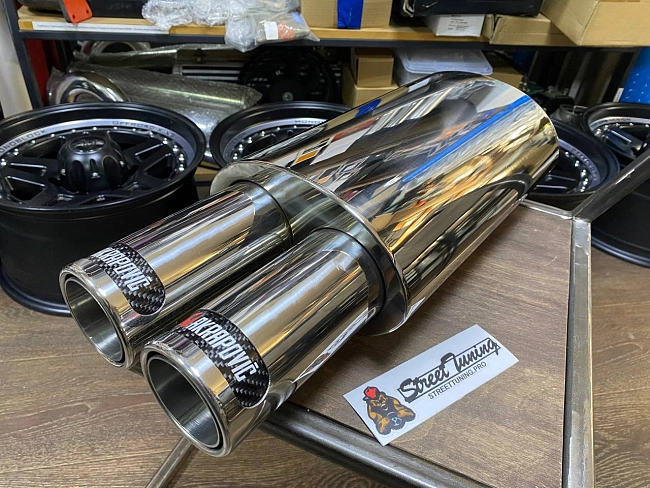 картинка Прямоточная банка Akrapovic, с двойным выходом. магазин  StreetTuning 