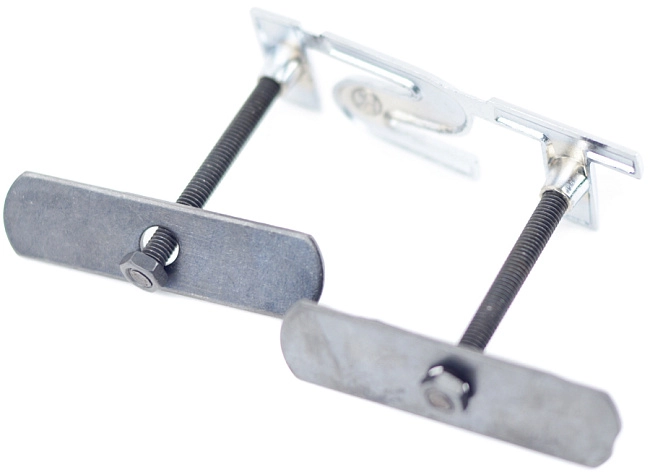 картинка Шильдик в решетку радиатора с логотипом "TSI" магазин  StreetTuning 