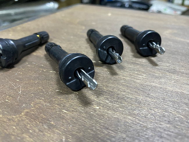 картинка Ниппели (вентили) под датчик, разборные TPMS-19, черные, 4 шт магазин  StreetTuning 