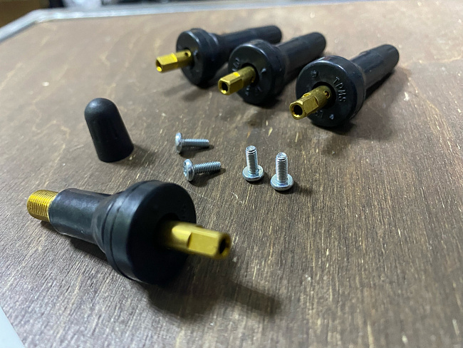 картинка Ниппели (вентили) под датчик, разборные TPMS-20, черные, 4 шт магазин  StreetTuning 