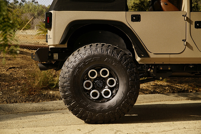 картинка Новые диски Black Rhino Magnus R17 5X139,7 ET-10 J8 черный мат + серебро магазин  StreetTuning 