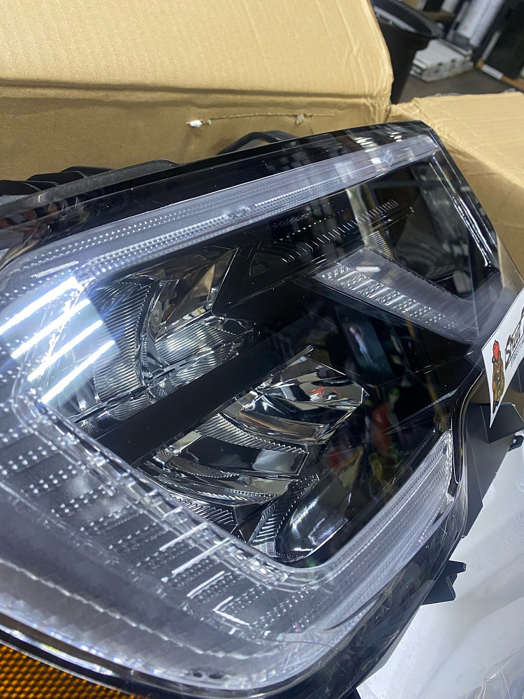 картинка Передние LED фары для Toyota Tundra 07-13г / Toyota Sequoia 07-17г от магазина  StreetTuning