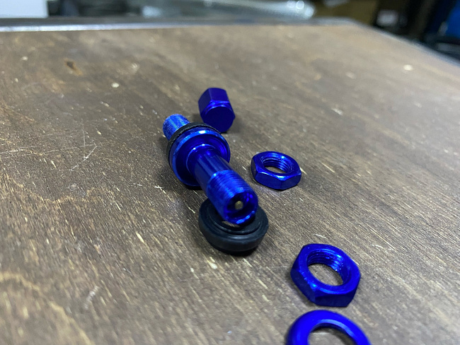 картинка Ниппель (вентиль) для бескамерной шины разборный,синий, H-51 мм магазин  StreetTuning 