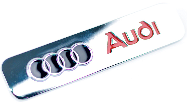 картинка Шильдик в решетку радиатора с логотипом "Audi" магазин  StreetTuning 