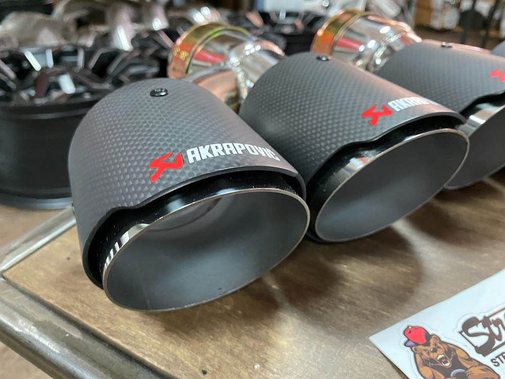 картинка Насадки на глушитель Akrapovic Style двойные комплект- 2 шт BMW G30 M5 от магазина  StreetTuning