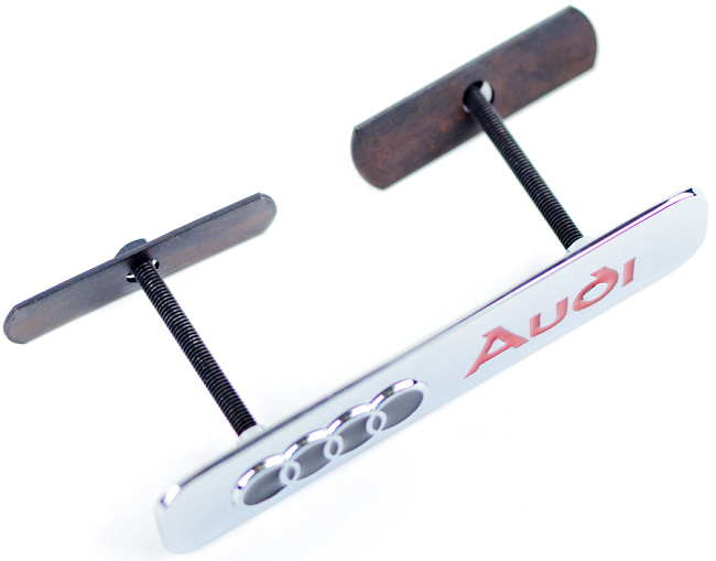 картинка Шильдик в решетку радиатора с логотипом "Audi" магазин  StreetTuning 