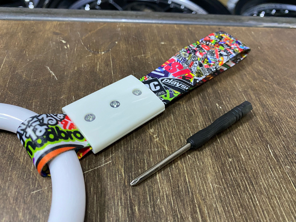 картинка Цурикава "Кольцо" JDM, цвет белый, ремешок Stickerboom от магазина  StreetTuning