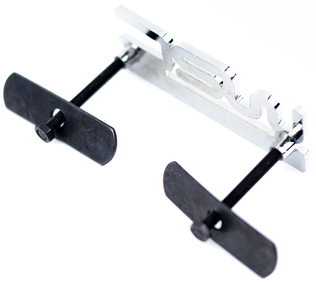 картинка Шильдик в решетку радиатора с логотипом "WRS" магазин  StreetTuning 