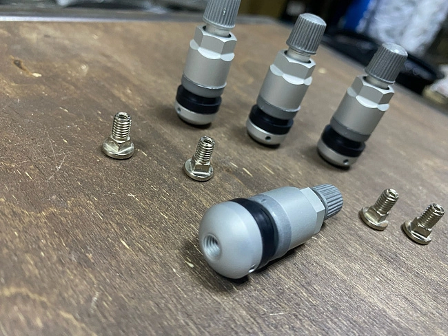 картинка Ниппели (вентили) под датчик, разборные TPMS-17, серые, 4 шт магазин  StreetTuning 