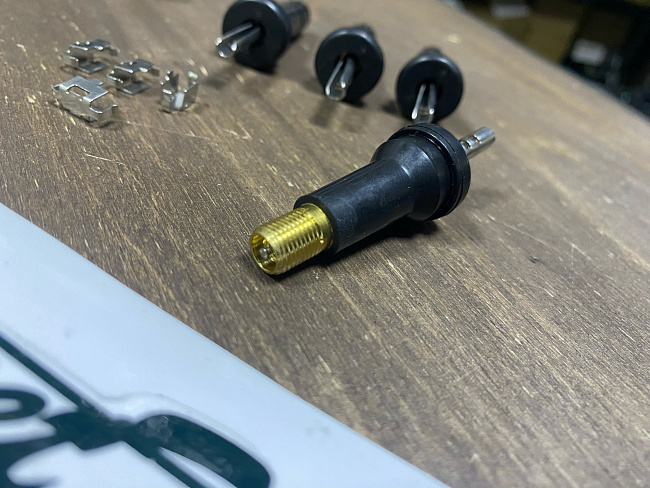 картинка Ниппели (вентили) под датчик, разборные TPMS-29, черные, 4 шт магазин  StreetTuning 