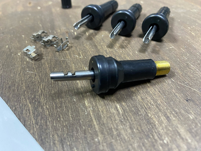 картинка Ниппели (вентили) под датчик, разборные TPMS-29, черные, 4 шт магазин  StreetTuning 