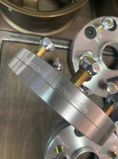 картинка Проставка переходная 25 мм с 4x114.3 на 5x114.3-ц. о73.1/56.1 шпилька 12х1.5 магазин  StreetTuning 