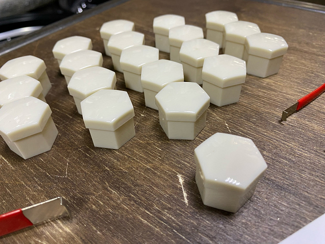 картинка Декоративные колпачки для колесных гаек и болтов под 17й ключ, белые магазин  StreetTuning 