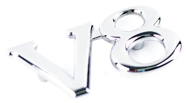 картинка Шильдик в решетку радиатора с логотипом "V8" магазин  StreetTuning 