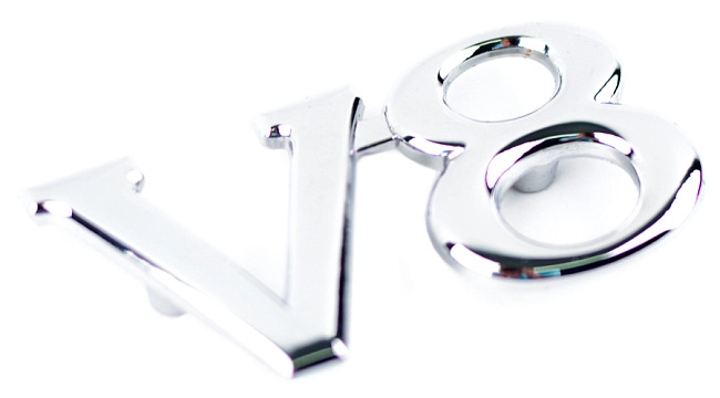 картинка Шильдик в решетку радиатора с логотипом "V8" магазин  StreetTuning 