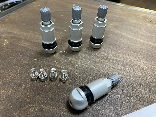 картинка Ниппели (вентили) под датчик, разборные TPMS-06, серые, 4 шт магазин  StreetTuning 