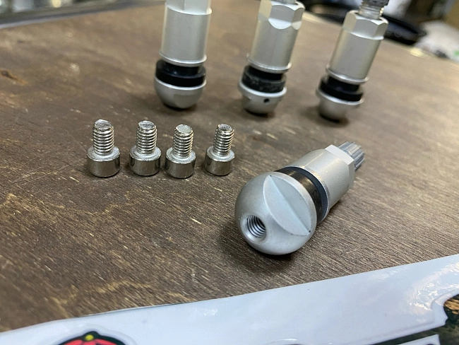 картинка Ниппели (вентили) под датчик, разборные TPMS-05, серые, 4 шт магазин  StreetTuning 