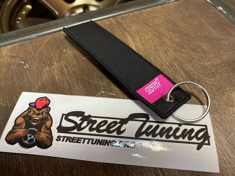 картинка Брелок для Ключей STI - тканевый от магазина  StreetTuning