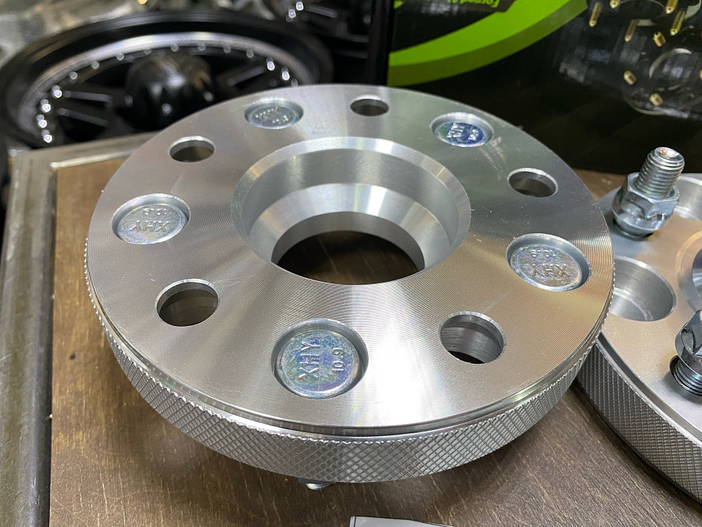 картинка Проставка Starleks 25 мм 5x114.3 цо 64.1 шпилечная M12x1,5 Silver от магазина  StreetTuning