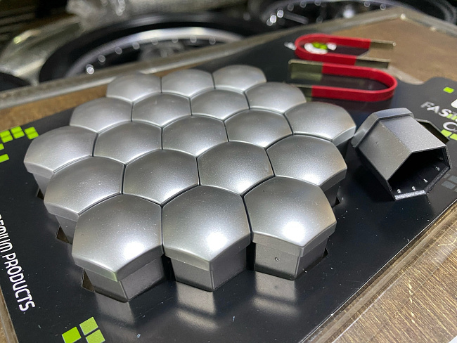 картинка Декоративные колпачки для колесных гаек и болтов под 21й ключ, серые матовые магазин  StreetTuning 