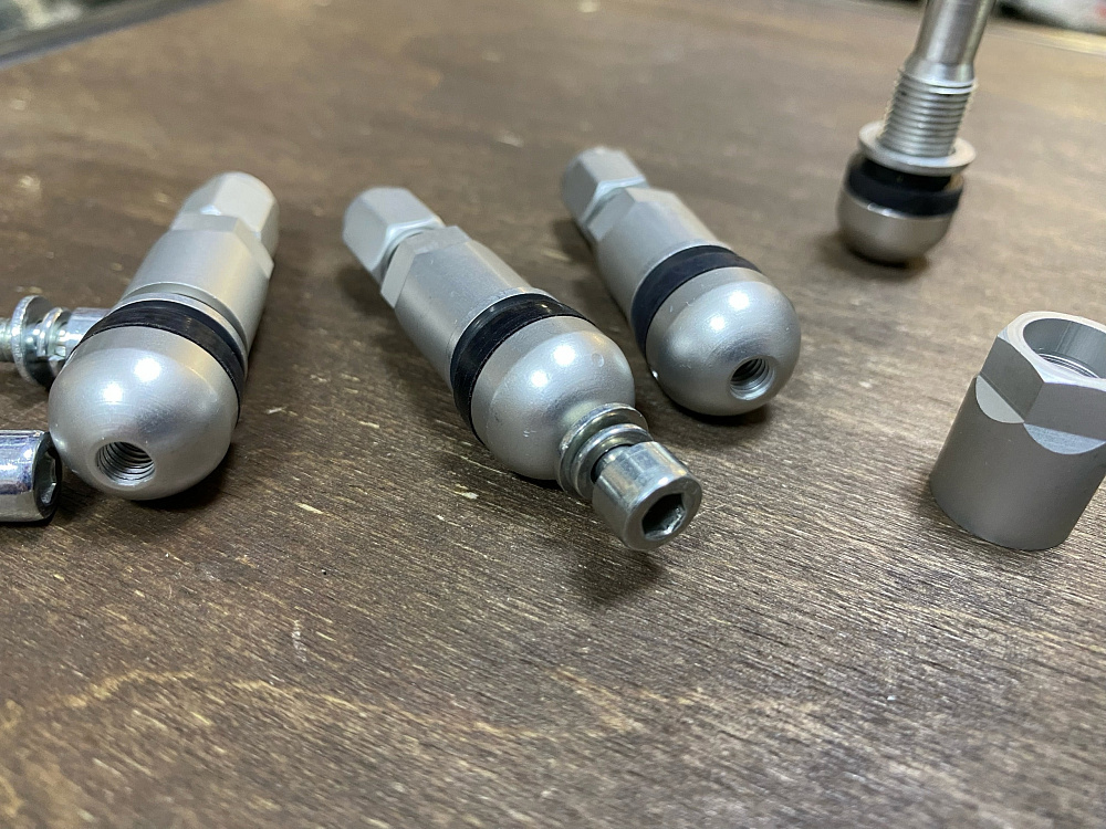 картинка Ниппели (вентили) под датчик, разборные TPMS-11, серые, 4 шт от магазина  StreetTuning