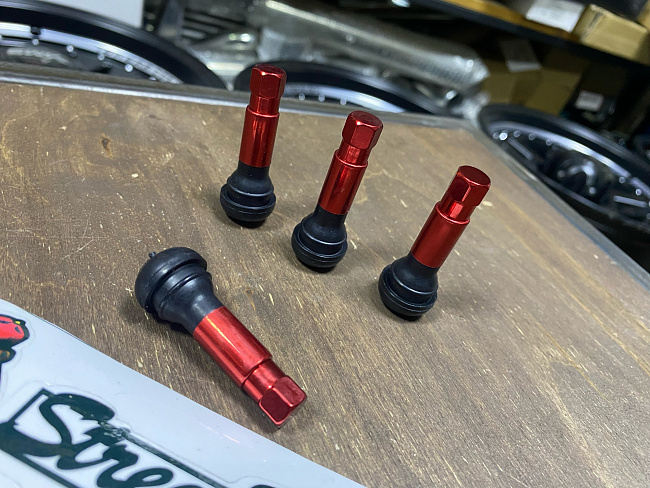 картинка Ниппели (вентили) для колес, к-т 4 шт, цвет красный магазин  StreetTuning 