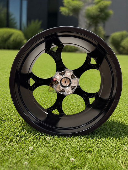 картинка Новые диски Alfa Romeo Giulia Quadrifoglio R19 J8 ET33 5X110, черные магазин  StreetTuning 