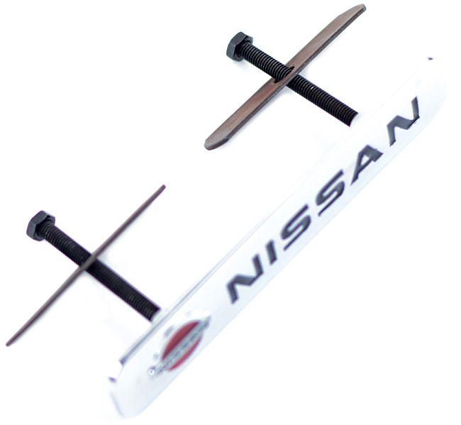 картинка Шильдик в решетку радиатора с логотипом "Nissan" магазин  StreetTuning 