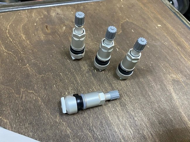 картинка Ниппели (вентили) под датчик, разборные TPMS-09, серые, 4 шт магазин  StreetTuning 