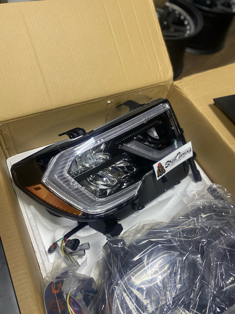 картинка Передние LED фары для Toyota Tundra 07-13г / Toyota Sequoia 07-17г от магазина  StreetTuning