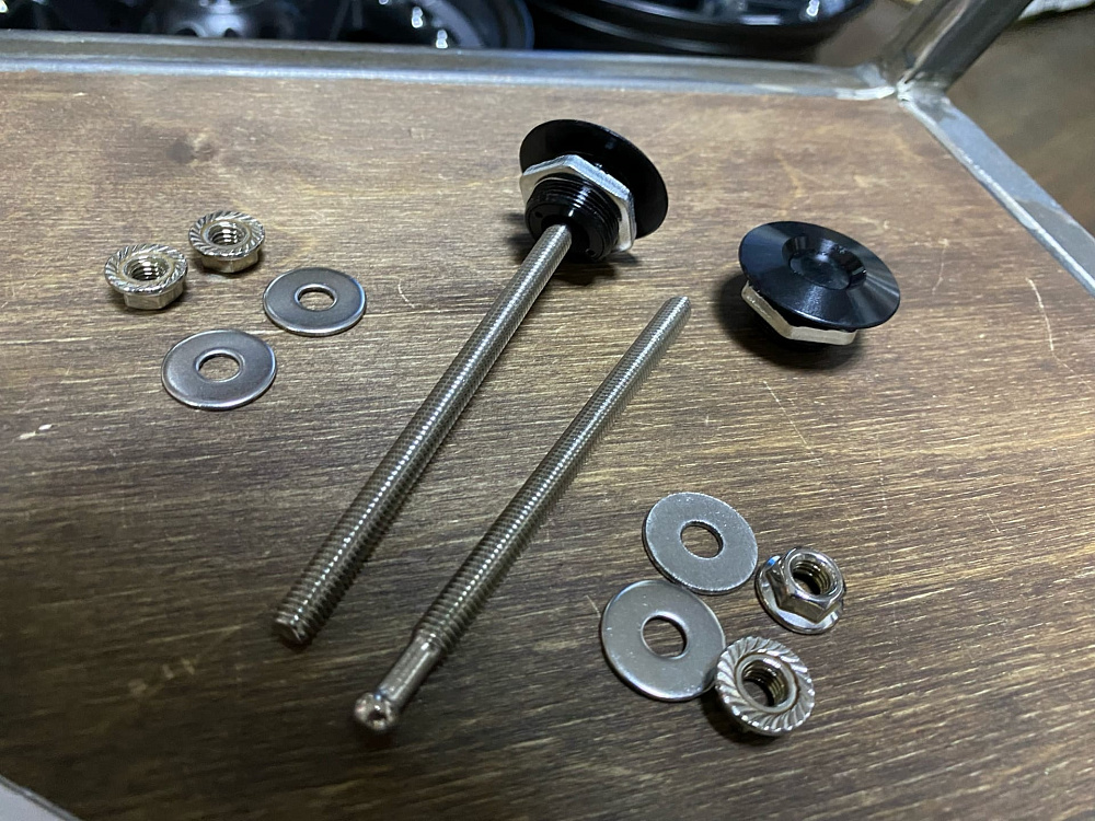 картинка Замки-защелки быстросъемные на бампер/капот, черные, 32 мм /100 мм от магазина  StreetTuning