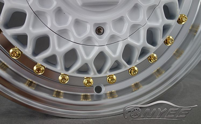 картинка Новые диски BBS RS R13 4X100/4X114,3 ET25 J6 белый глянец + золотистые болтики магазин  StreetTuning 