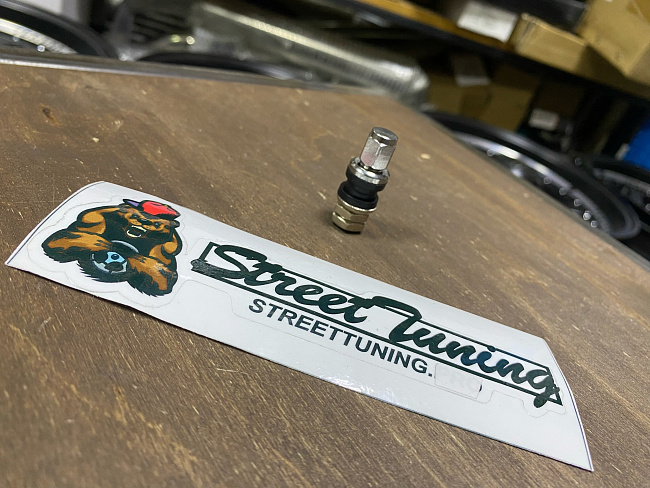 картинка Ниппель (вентиль) для бескамерной шины разборный, хром, H-30 мм магазин  StreetTuning 