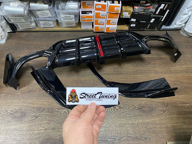 картинка Диффузор на задний бампер для BMW G20 330i LCI, с стоп сигналом магазин  StreetTuning 