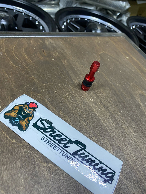 картинка Ниппель (вентиль) для бескамерной шины разборный, красный, H-47 мм магазин  StreetTuning 