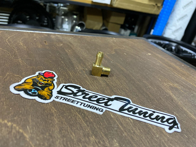 картинка Фитинг-штуцер 90 гр под шланг 6 мм - резьба 1/8 27 npt латунь магазин  StreetTuning 