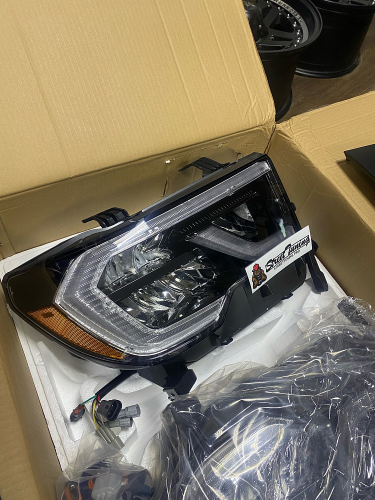 картинка Передние LED фары для Toyota Tundra 07-13г / Toyota Sequoia 07-17г от магазина  StreetTuning