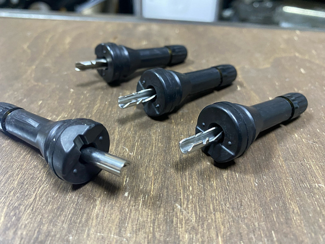 картинка Ниппели (вентили) под датчик, разборные TPMS-19, черные, 4 шт магазин  StreetTuning 
