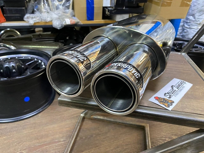 картинка Прямоточная банка Akrapovic, с двойным выходом. магазин  StreetTuning 