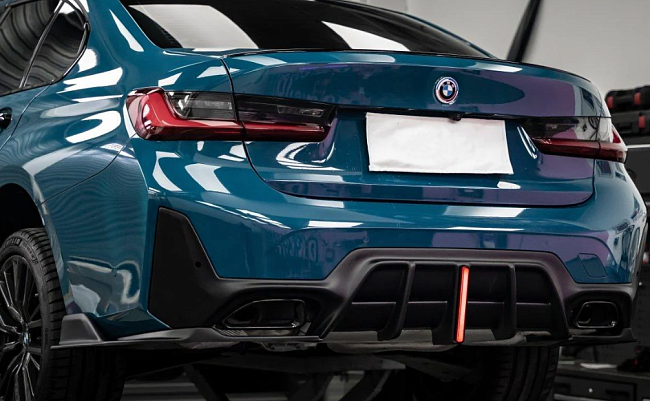 картинка Диффузор на задний бампер для BMW G20 330i LCI, с стоп сигналом магазин  StreetTuning 