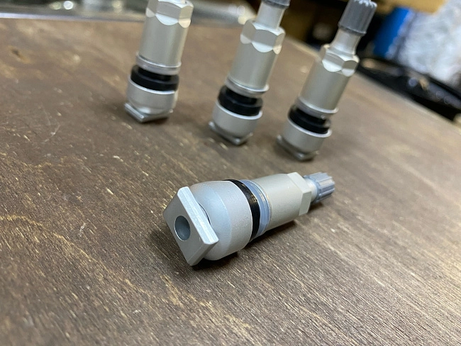 картинка Ниппели (вентили) под датчик, разборные TPMS-09, серые, 4 шт магазин  StreetTuning 