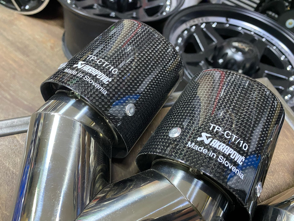 картинка Насадки на глушитель Akrapovic Style двойные комплект- 2 шт 63х89 мм от магазина  StreetTuning