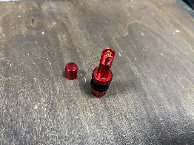 картинка Ниппель (вентиль) для бескамерной шины разборный, красный, H-51 мм магазин  StreetTuning 