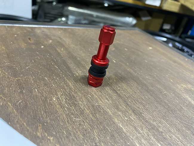 картинка Ниппель (вентиль) для бескамерной шины разборный, красный, H-51 мм магазин  StreetTuning 