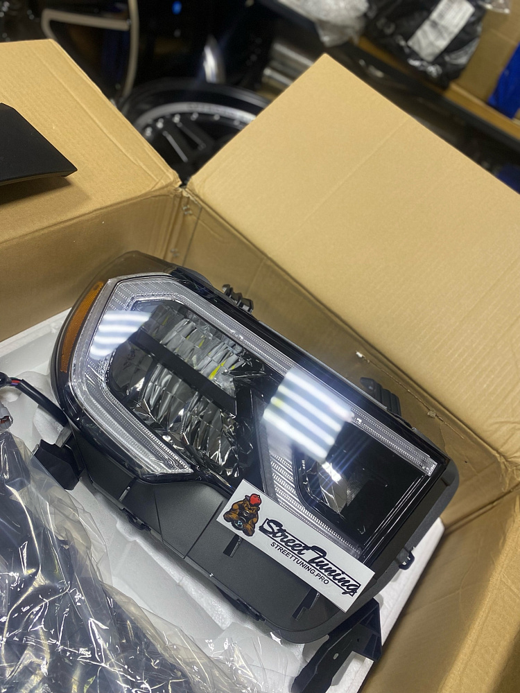 картинка Передние LED фары для Toyota Tundra 07-13г / Toyota Sequoia 07-17г от магазина  StreetTuning