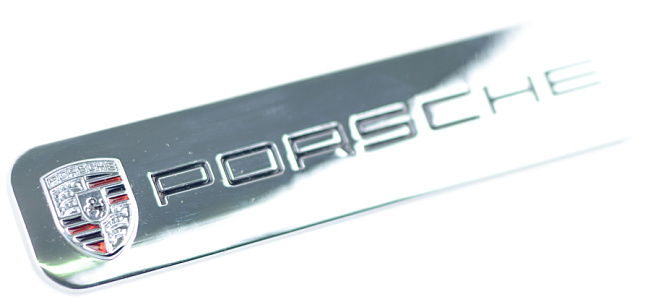 картинка Шильдик в решетку радиатора с логотипом "Porsche" магазин  StreetTuning 