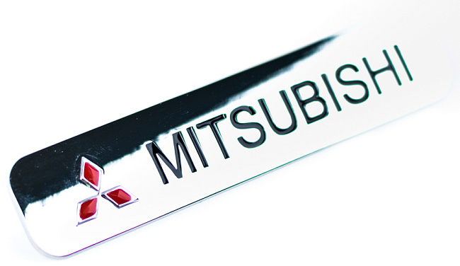 картинка Шильдик в решетку радиатора с логотипом "Mitsubishi" магазин  StreetTuning 