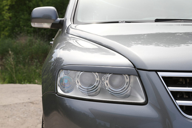 картинка Volkswagen  Touareg 2002—2006 Накладки на передние фары (реснички) компл.-2 шт. магазин  StreetTuning 